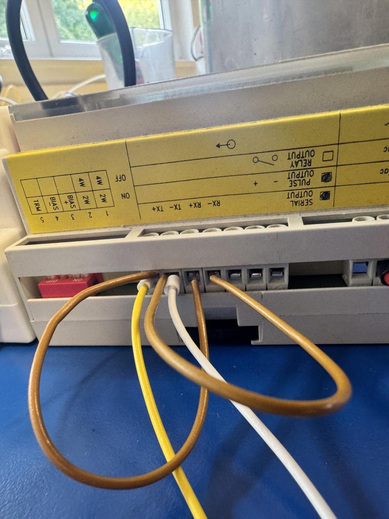 RS485-Anschluss am Carlo Gavazzi WM2-DIN Detailansicht