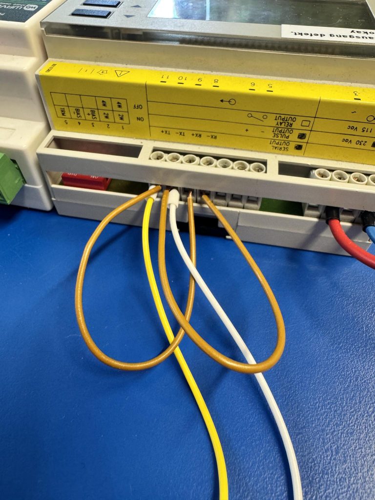 Modbus TCP Setup: WM2-DIN mit Ethernet-Konverter verbunden