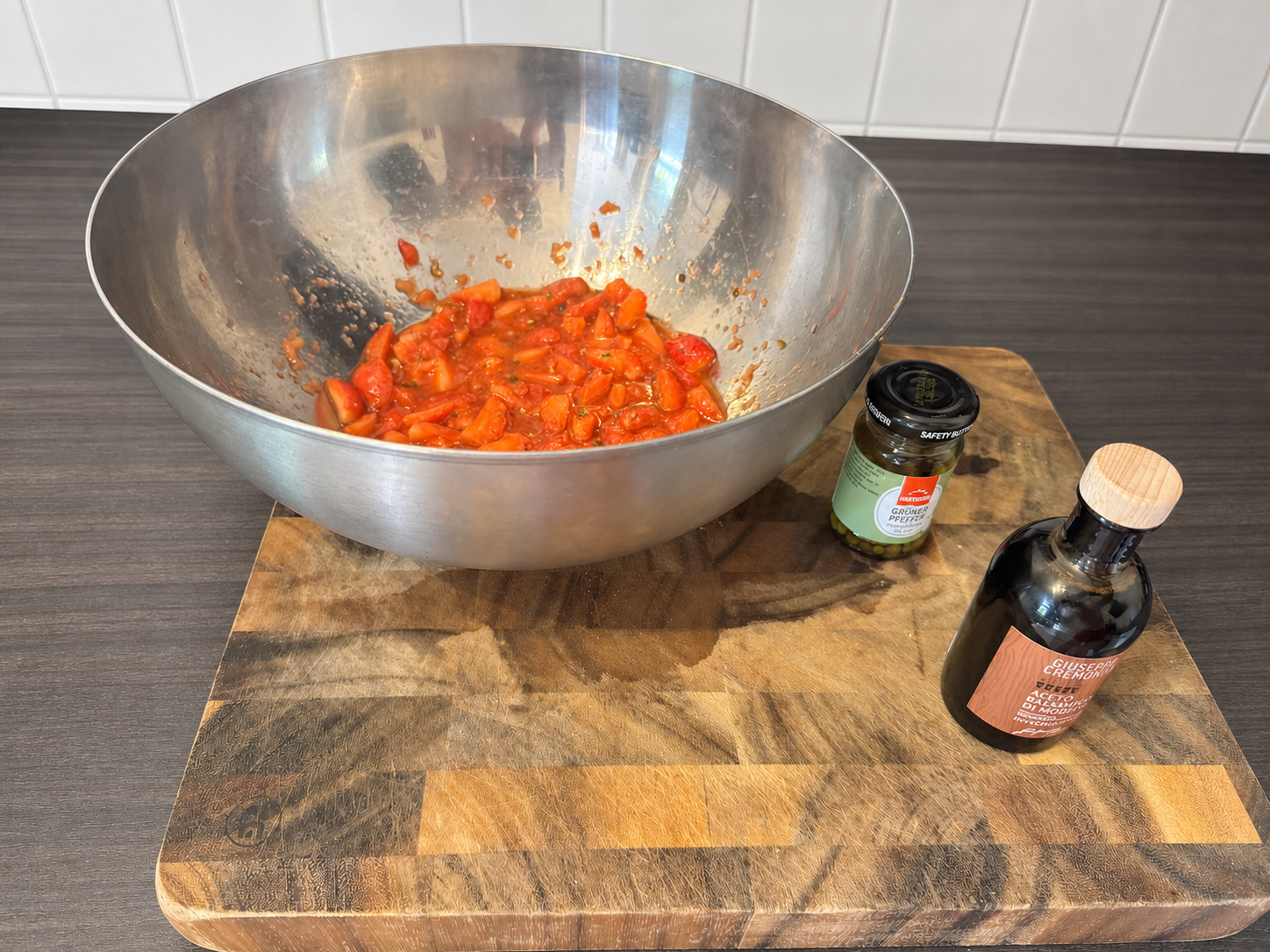 Balsamico-Erdbeeren mit grünem Pfeffer, Balsamico und den unveränderten Originaletiketten