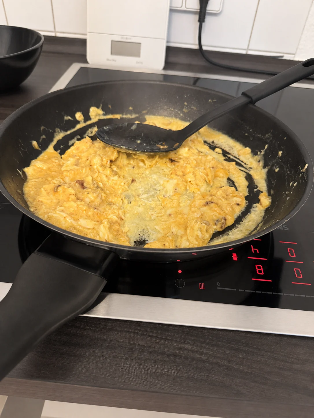 Locker gestocktes Ei in der Pfanne für das Pad Thai