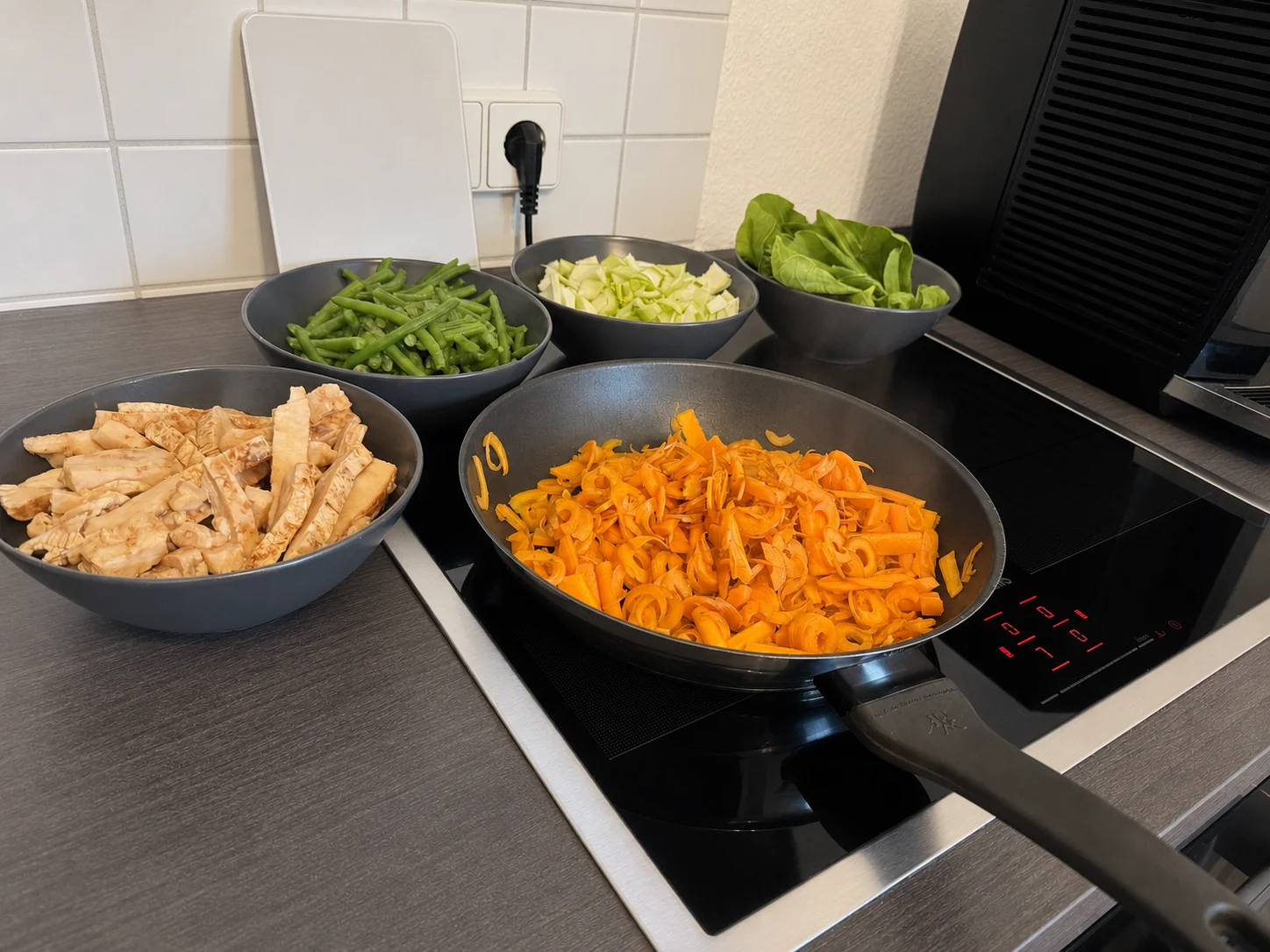 Vorbereitete Zutaten für das Pad Thai mit Hähnchen, Möhren, Bohnen und Pak Choi