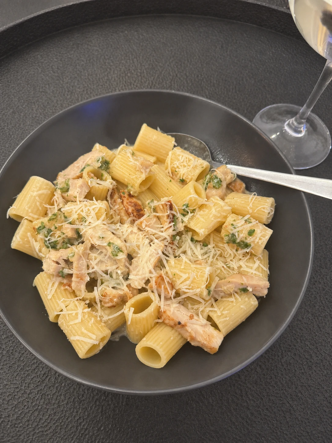 Nahaufnahme von Rigatoni mit gebratenem Hähnchen, Parmesan und Petersilie