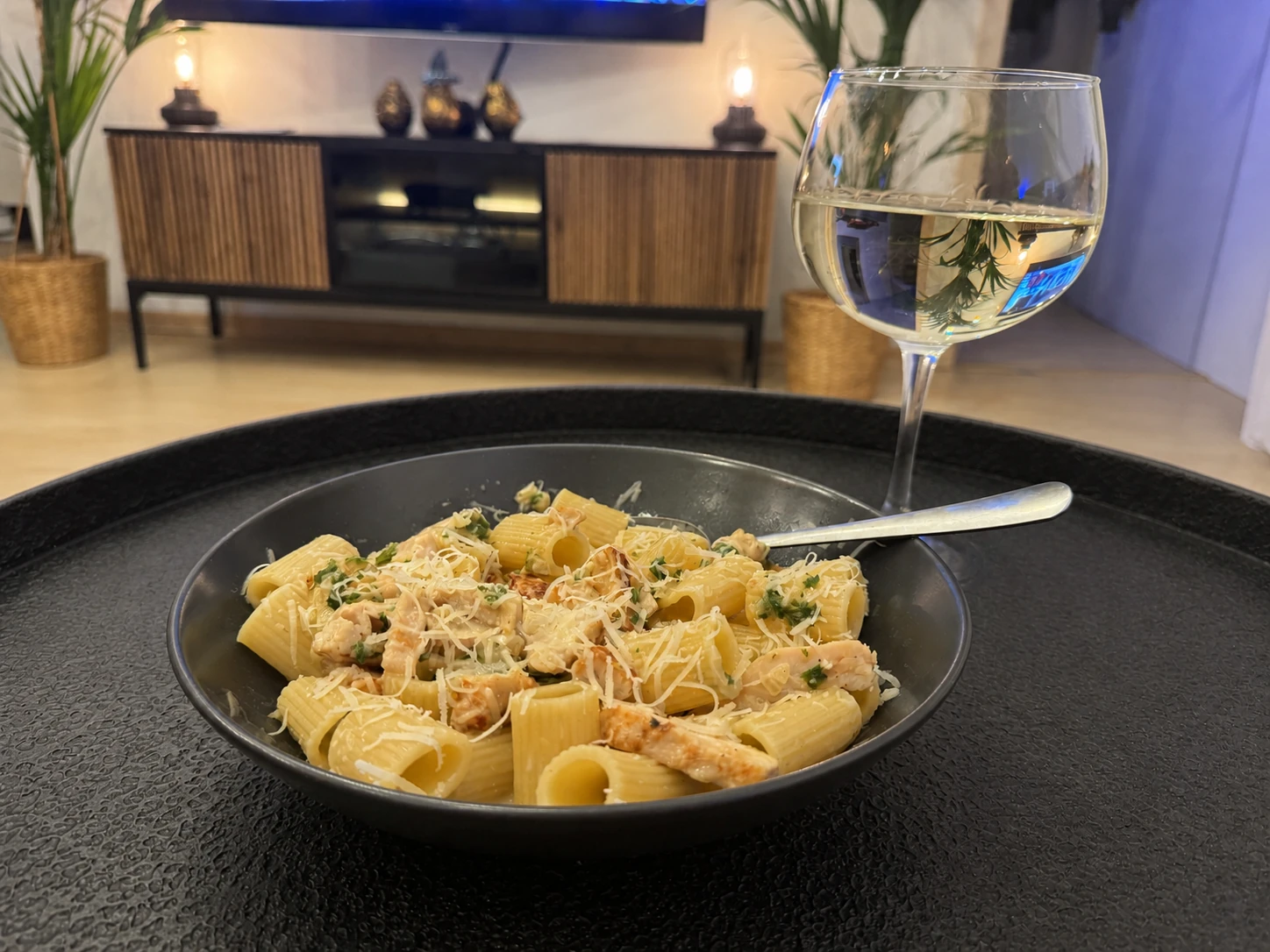 Rigatoni mit Hähnchen in Zitronen-Weißwein-Parmesan-Sauce